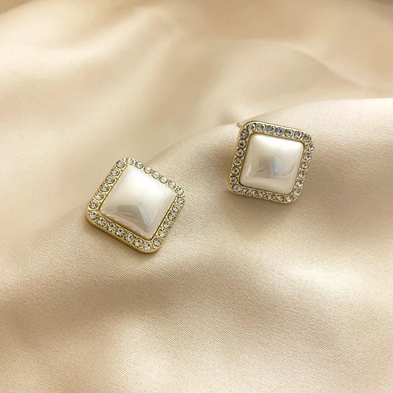 Fashion Special-interest Butterfly Temperament French Retro Easy Matching Earrings